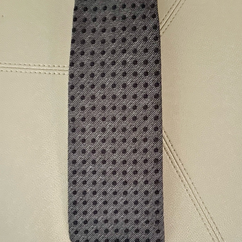 TOM FORD gray polkadot texture tie